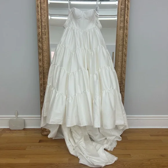 Elegant White Bridal Gown - Picture 6 of 6